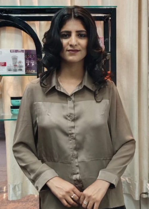 Professional Makeup Artist Owner And Creative Director - PSalon Academy Jaipur